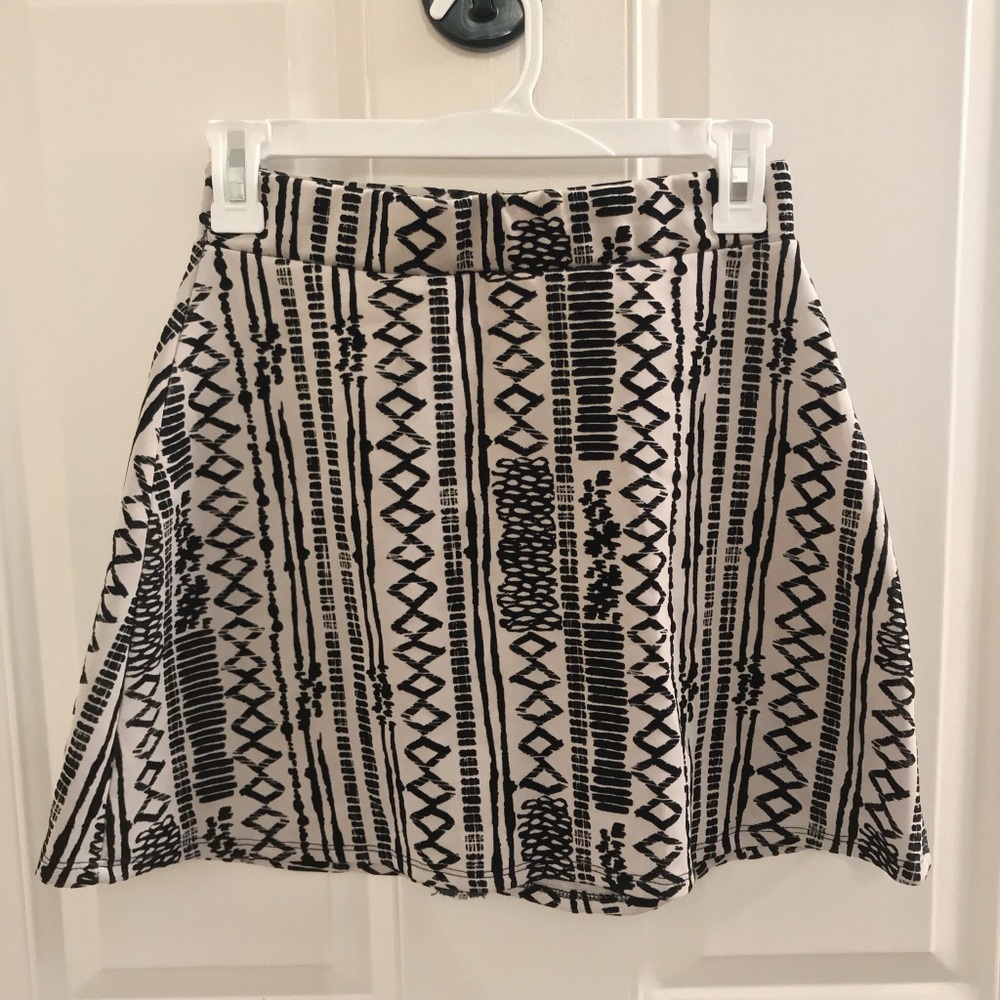 ▪️Black & White Geometric Mini Skirt▪️